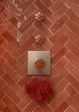 Pared de ducha en baño rojo de Zellige